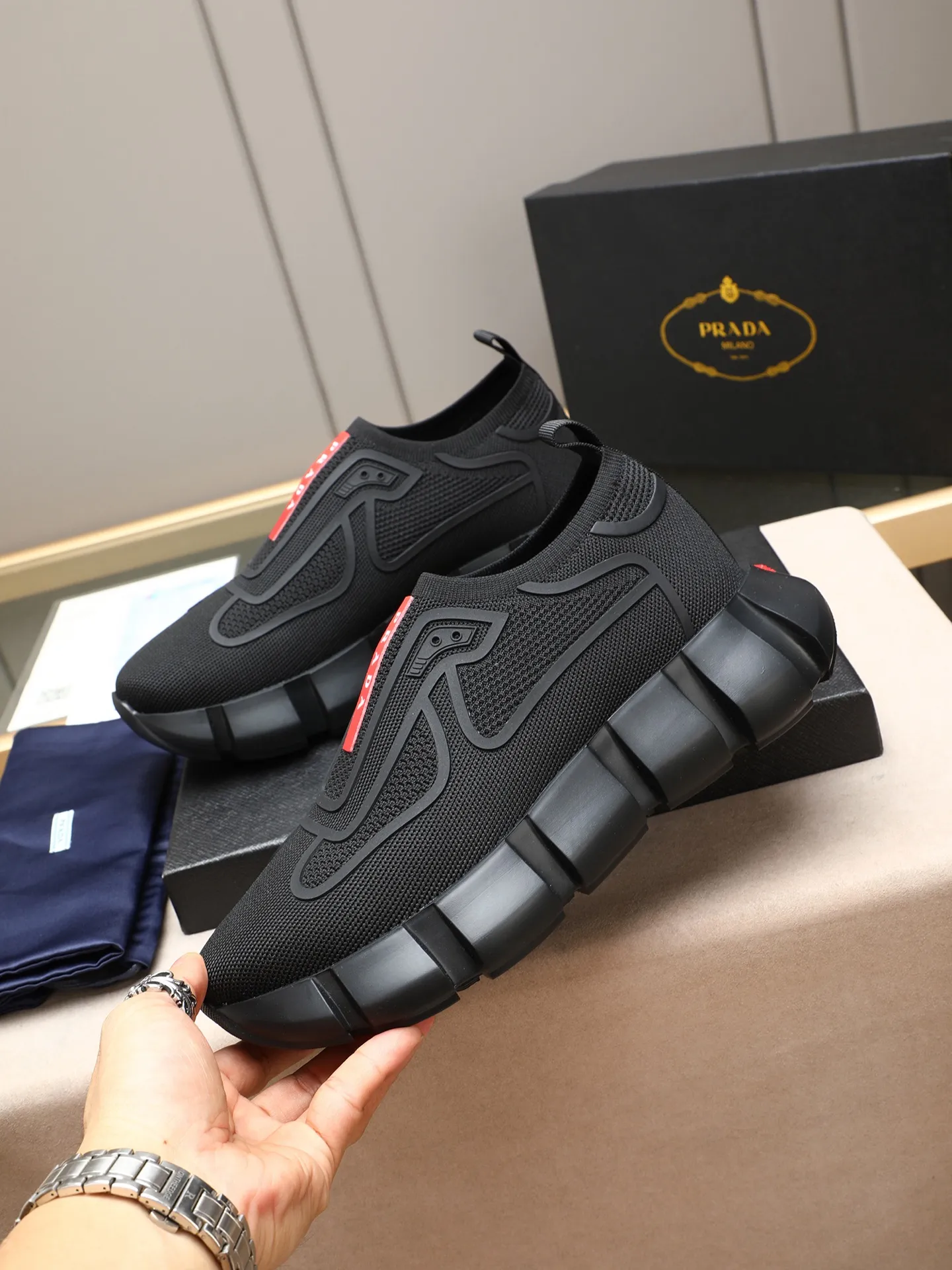 Men's shoes 💰460 PRADA/Prada men's lace-up casual sports shoes, the upper is made of high-elastic fly woven➕joined with breathable mesh. It is soft, comfortable and breathable. The tongue is decorated with the PRADA brand letter logo. The thick rubber sole echoes the red label tongue. The style is fashionable and generous. The details are carefully crafted. A casual sports shoe with a super western style and excellent breathability!  Size: 38-44 (45 46 customized)